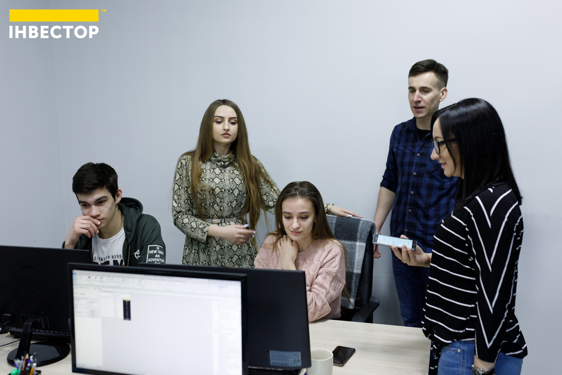 Візуалізація починається із того, що дизайнери моделюють приміщення, тоді - наповнюють його меблями