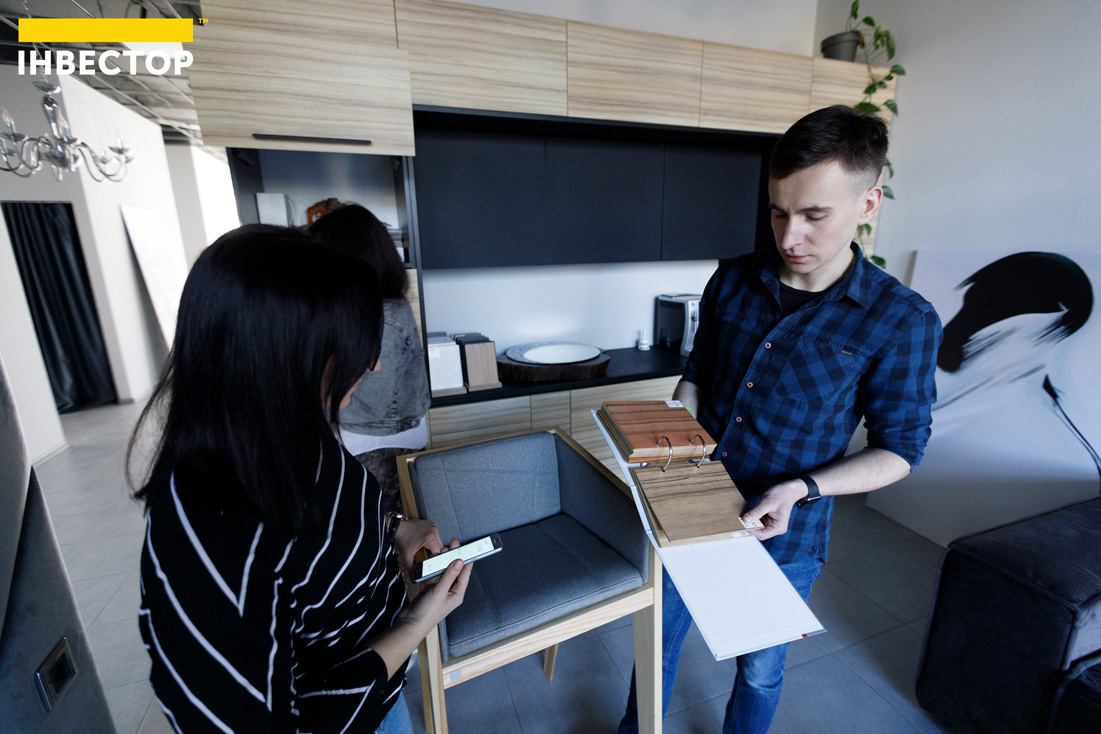 На виставковій кухні можна оглянути зразки фасадів та перевірити, як відкриваються шафки і шухляди