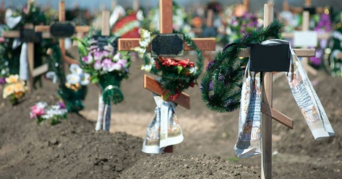 Позували оголеними на тлі могил: діти фотографувалися на кладовищі