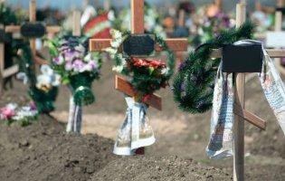 Позували оголеними на тлі могил: діти фотографувалися на кладовищі