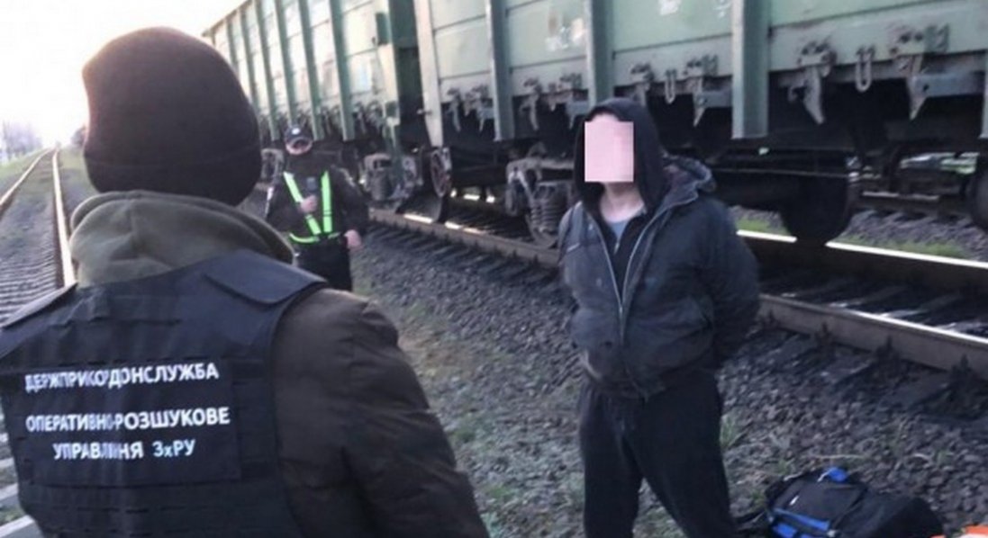 На Волині затримали контрабандиста, який вантажив цигарки на потяг до Польщі