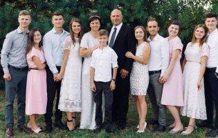 Вдову з шістьма дітьми та вдівця з єдиною донькою Бог поєднав любов’ю та шлюбом