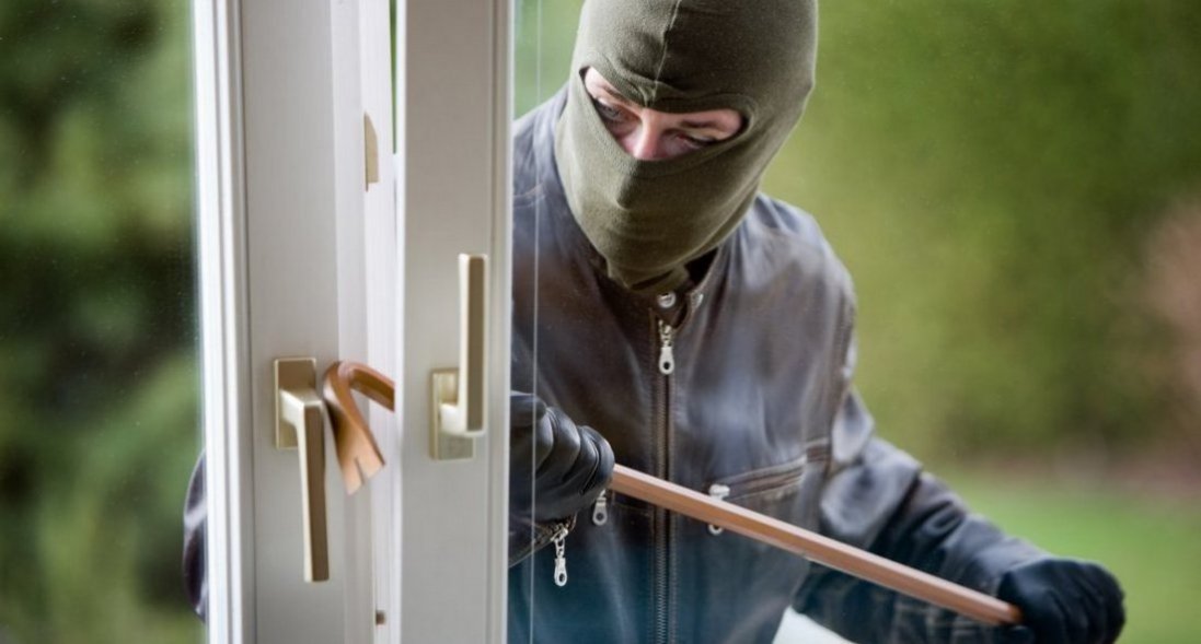 У Дніпрі грабіжник вдерся до будинку та катував дитину