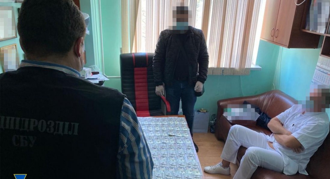 $11 тисяч за безкоштовну операцію на серці: в Одесі лікаря спіймали на хабарі