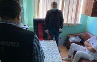 $11 тисяч за безкоштовну операцію на серці: в Одесі лікаря спіймали на хабарі