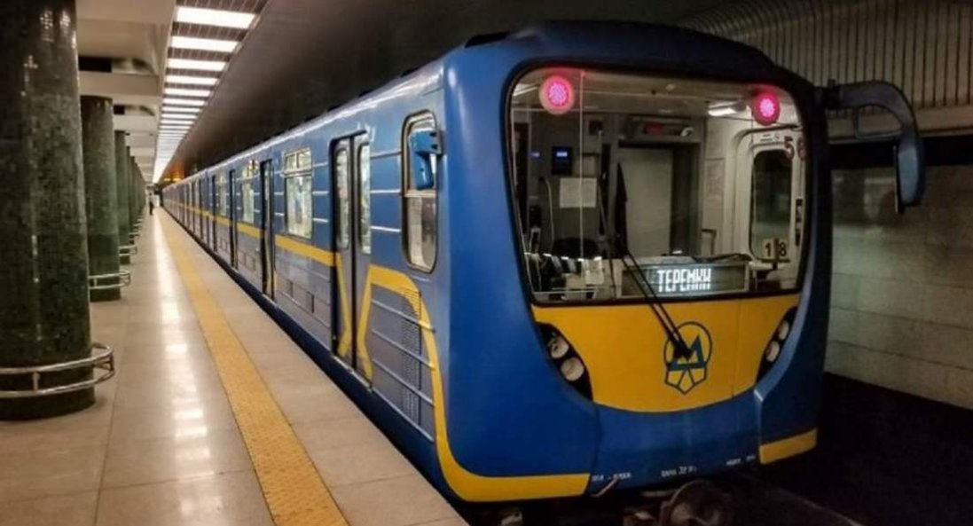 У Києві в метро пасажир потрапив під потяг: зачинили кілька станцій