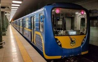 У Києві в метро пасажир потрапив під потяг: зачинили кілька станцій