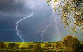 Грози, град та шквальний вітер: в Україні оголосили штормове попередження