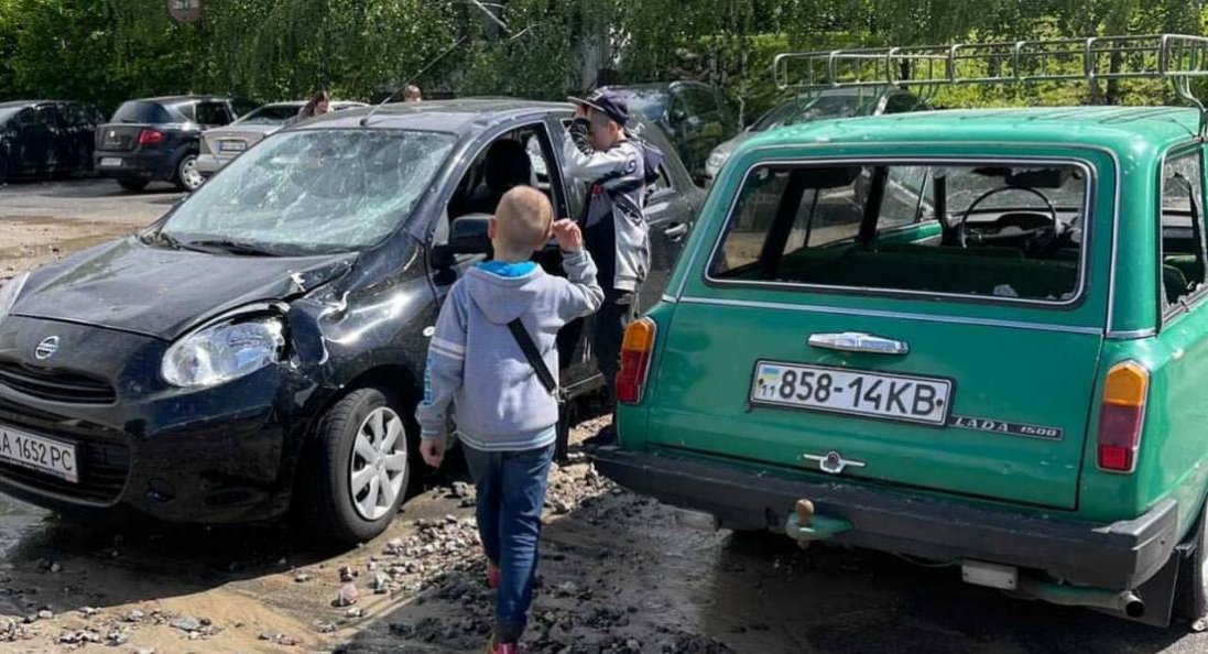У Києві прорвало магістральну тепломережу: пошкоджено низку авто