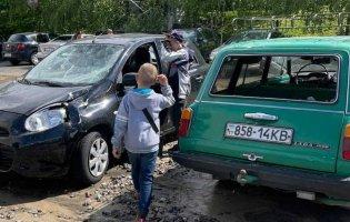 У Києві прорвало магістральну тепломережу: пошкоджено низку авто