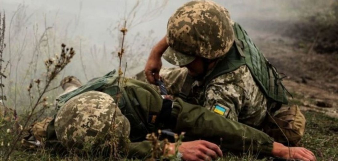 На Донбасі найманці важко поранили воїна ЗСУ та обстріляли Піски