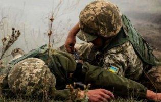 На Донбасі найманці важко поранили воїна ЗСУ та обстріляли Піски