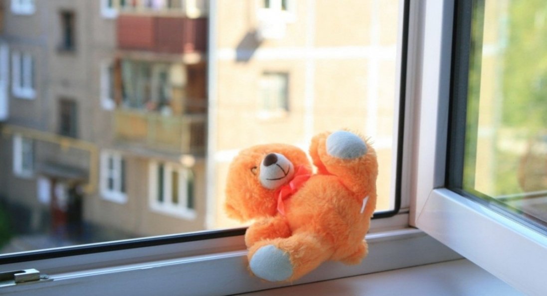 У Києві з вікна випала 4-річна дитина: що відомо