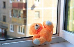 У Києві з вікна випала 4-річна дитина: що відомо