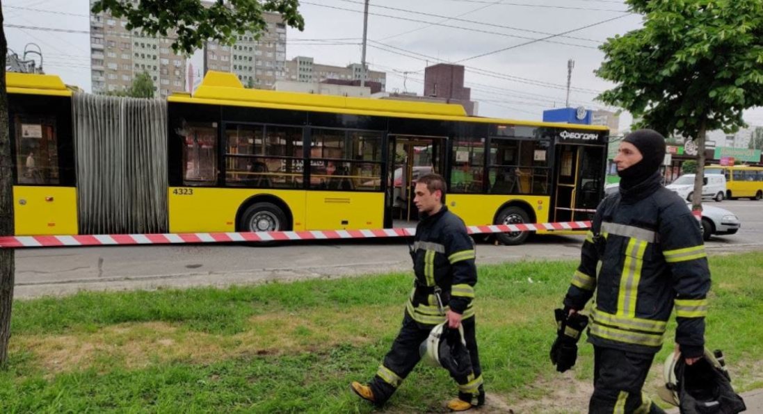 У Києві в тролейбус кинули пляшку з запальною сумішшю: є постраждалі