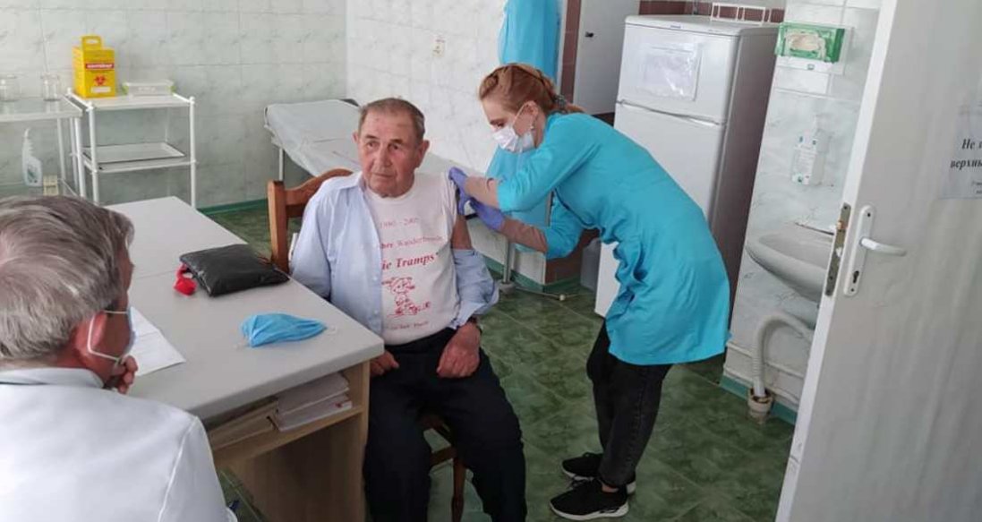 На Волині від COVID вакцинували 94-річного чоловіка