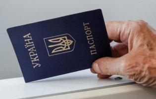 В Україні паспорти-книжечки можуть вийти з обігу