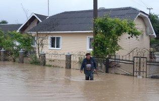 Градом побило городину, а вулиці міст перетворились на ріки: Україною прокотилася негода