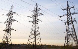 У Києві вантажівка звалила опору ЛЕП: частина міста тимчасово буде без світла