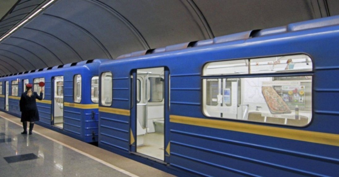 Галантність чи інстинкт: кому і чому чоловіки поступаються місцем у транспорті