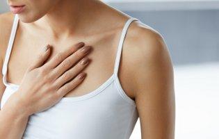 Мамологи назвали причини болю в грудях у жінок