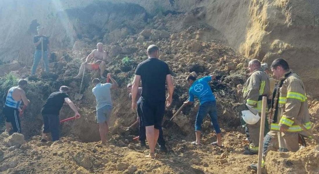 Зсув ґрунту біля бази відпочинку на Одещині: постраждалих поки не виявлено