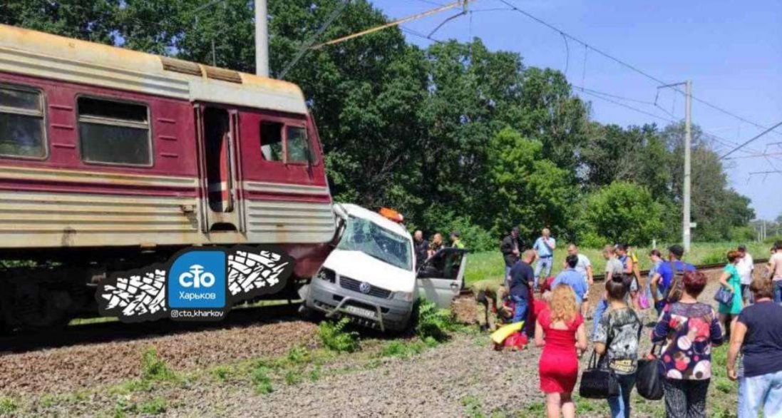 На Харківщині потяг «влетів» у авто: є постраждалий
