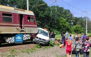 На Харківщині потяг «влетів» у авто: є постраждалий