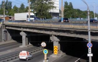 У Києві на авто звалився шматок мосту