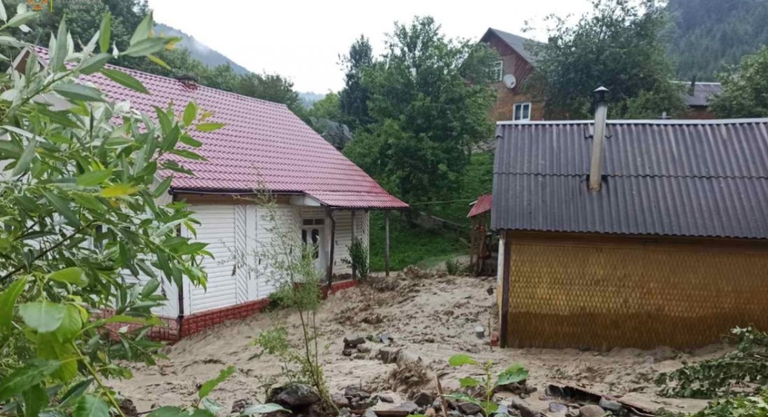 На Франківщині людей рятували з річкової пастки, а на Закарпатті затопило будинки