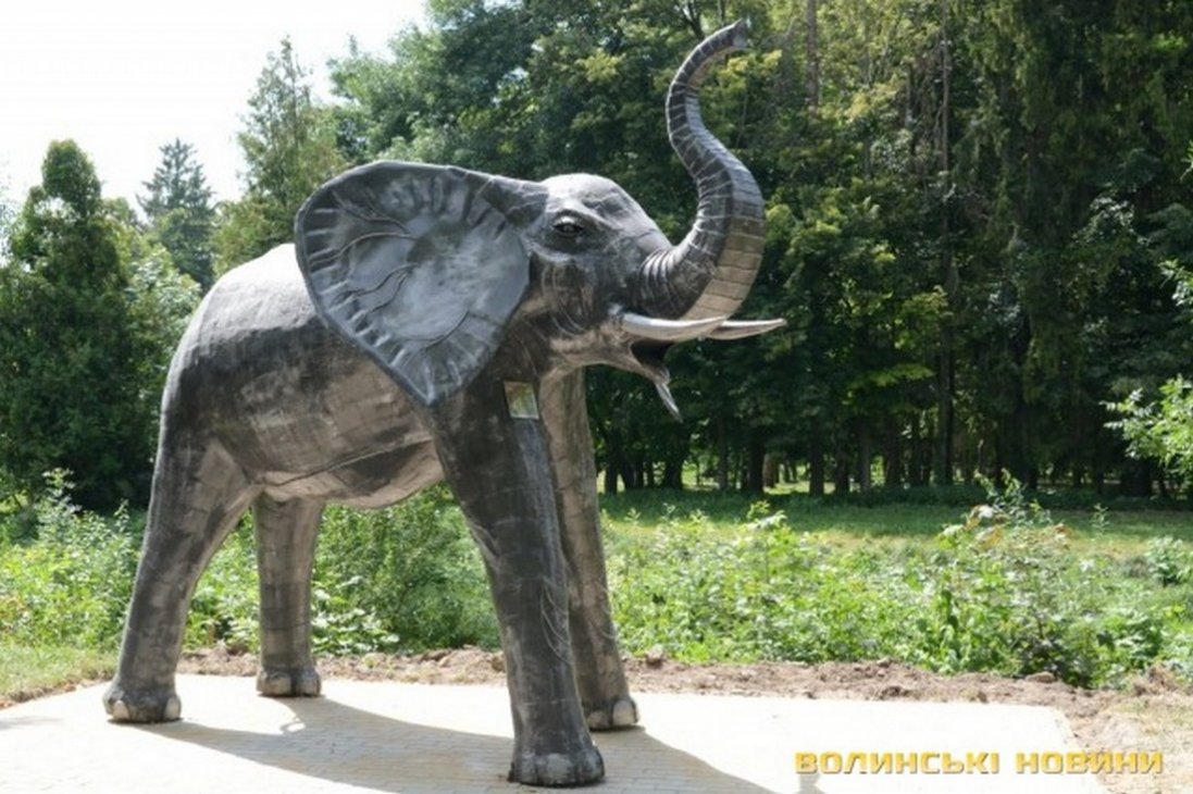 Скульптури слона та динозавра прикрасили алею луцького парку