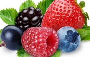 Дієтологи пояснили, кому не можна їсти сезонні ягоди і фрукти