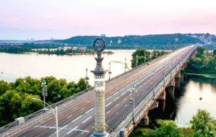 «Водоспад» у Києві: на мосту Патона прорвало трубу