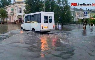 Бердянськ накрило потужним дощем: двоє людей загинули через обрив електропроводів на підтопленій ділянці