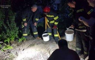У Києві чоловіка поховало живцем: копав криницю у власному дворі
