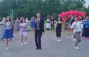 На Полтавщині вчитель підкорив танцем із випускниками