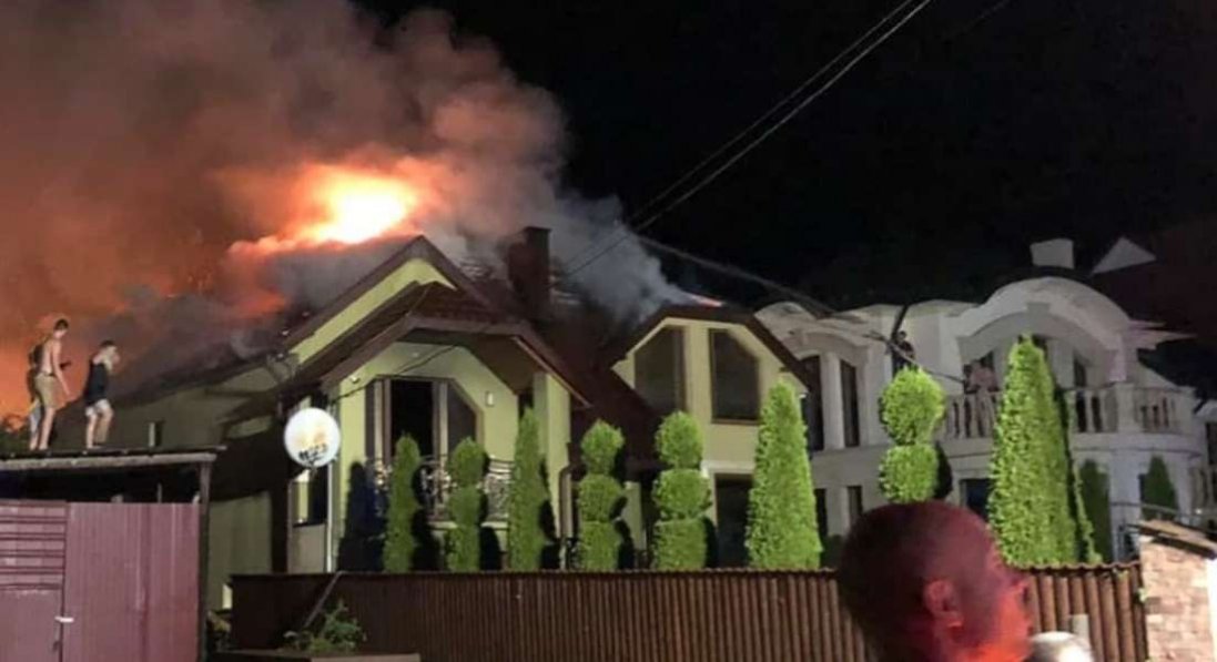 На Закарпатті від блискавки загорівся будинок