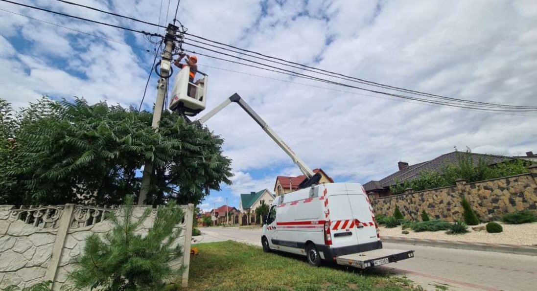 У Підгайцівській громаді на новому підйомнику електромонтера рятували лелек