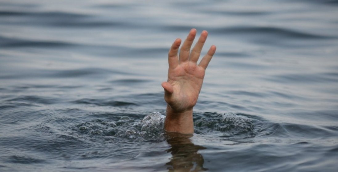 Вагітна дівчина втопилася, поки її хлопець розважався на березі