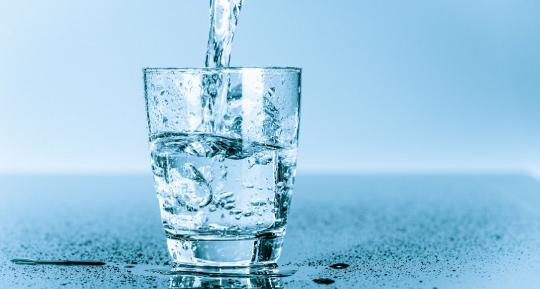 Наскільки шкідливо запивати їжу: вся правда про воду