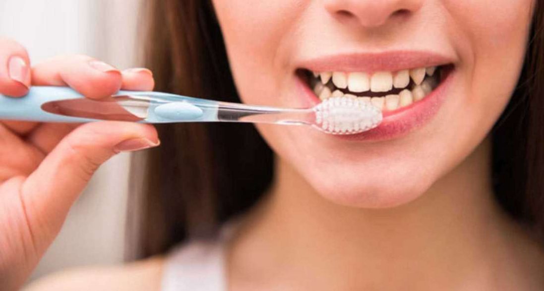 Чому треба чистити зуби навпаки: пояснення стоматологів