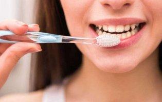 Чому треба чистити зуби навпаки: пояснення стоматологів