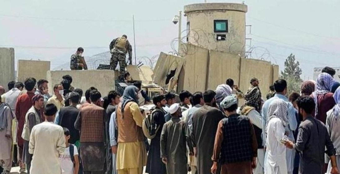 В Афганістані військові відкрили вогонь у повітря: стримують натовп в аеропорту