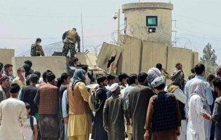 В Афганістані військові відкрили вогонь у повітря: стримують натовп в аеропорту