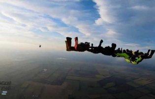 Гопак у небі: на Дніпропетровщині парашутисти танцювали на висоті 4 тисяч метрів