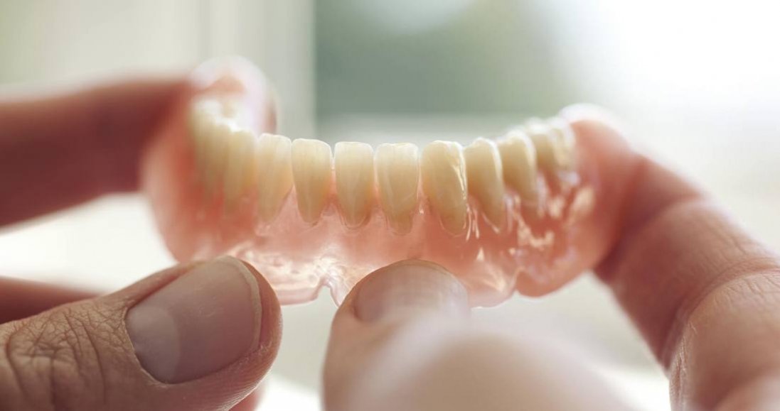 Вставная челюсть: как устроены современные зубные протезы