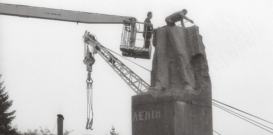Ексклюзивні фото: луцький фотограф показав, як демонтували пам’ятник Леніну в Луцьку
