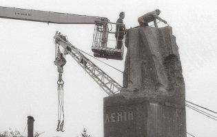 Ексклюзивні фото: луцький фотограф показав, як демонтували пам’ятник Леніну в Луцьку