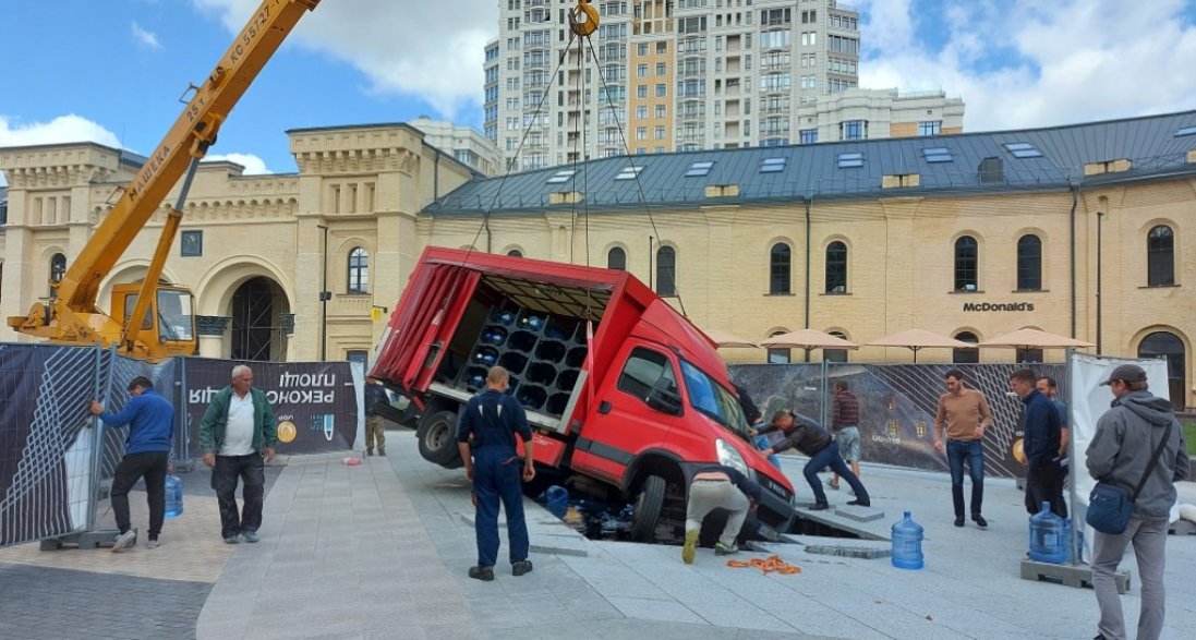 У Києві відновили фонтан, у який провалилося авто