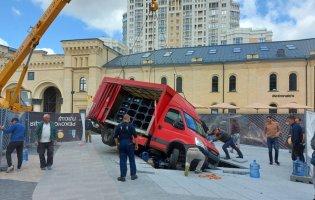 У Києві відновили фонтан, у який провалилося авто